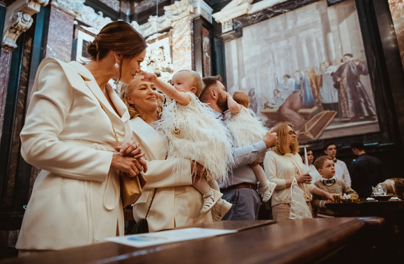 Elenos ir Tado Bruzgulių dvynių Liucijos ir Elžbietos krikštynos / Tomo Juškaičio nuotr.

