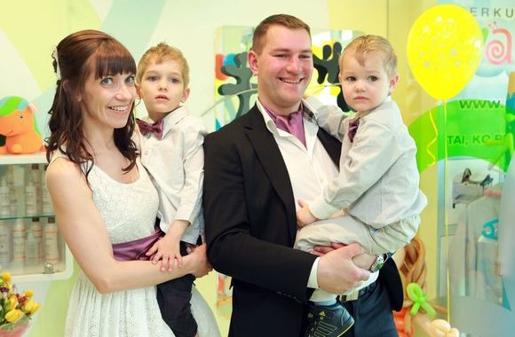 Žinomų Lietuvos žmonių vaikai gražinosi prie gimtadienio torto