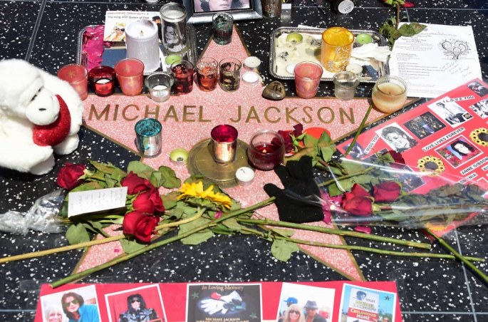 Per Michaelo Jacksono mirties metines jo gerbėjai dovanomis nuklojo ir jo vardo žvaigždę Holivudo šlovės alėjoje / AFP/„Scanpix“ nuotr.