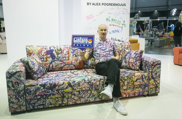 Aleksandras Pogrebnojus pristatytė išskirtinio dizaino sofą