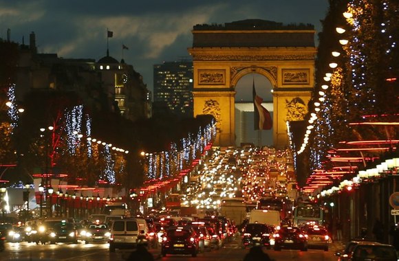 Prancūzijos sostinėje Paryžiuje įspūdingomis kalėdinėmis instaliacijomis žėrintys Eliziejaus laukai ir kitos populiariausios miesto erdvės sukviečia pasigrožėti daugiatūkstantines minias.