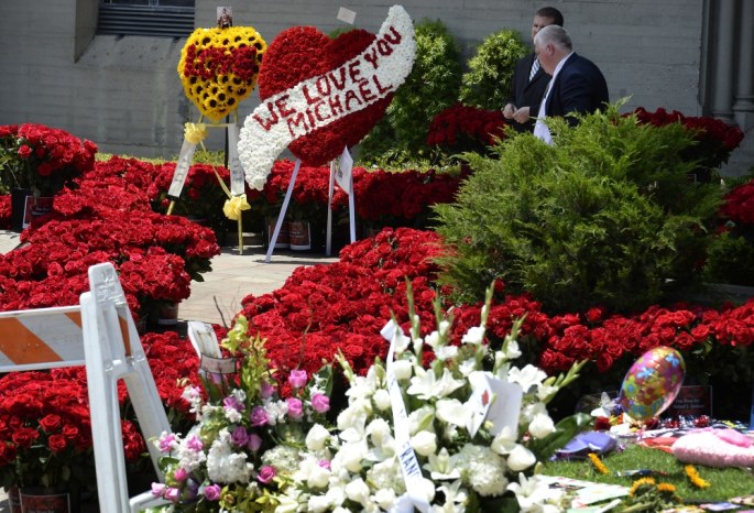 Michaelui Jacksonui skirtos gėlės / „Reuters“/„Scanpix“ nuotr.