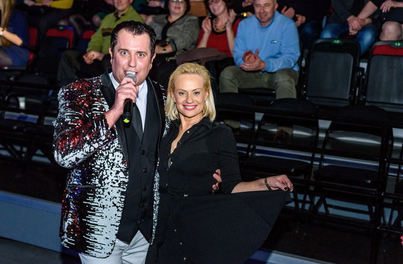 „Kalėdinio grand šou“ fiesta: žiūrovai šoko pagal R. Cicino ir „Hiperbolės“ hitus 