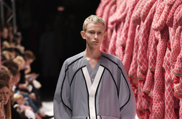 „Henrik Vibskov“ 2017 m. pavasario-vasaros kolekcijos modelis