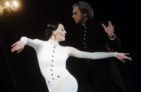 Akimirkos iš  Anželikos Cholinos šokio spektaklio „Ana Karenina“