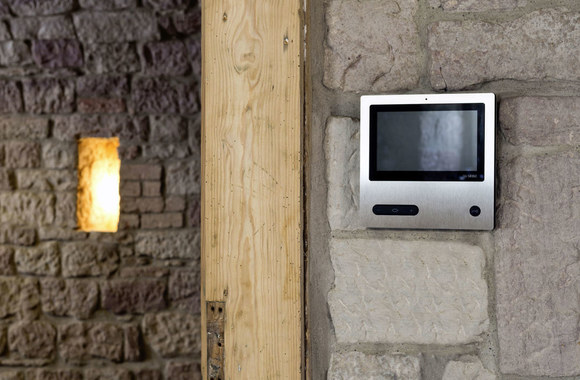 Telefonspynė namo eksterjere.