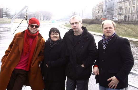 Bohemiečių branduolys, plaukdamas laivu Nerimi po Vilnių, pristatė premjerą „Katia Kabanova“