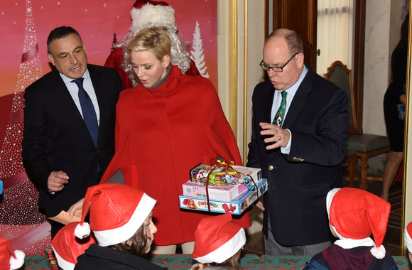 Monako kunigaikštis Albertas II su žmona kunigaikštiene Charlene dalijo kalėdines dovanas