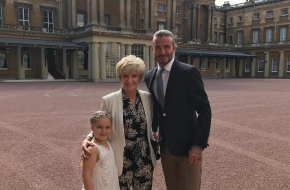 Harper Beckham su tėčiu ir močiute
