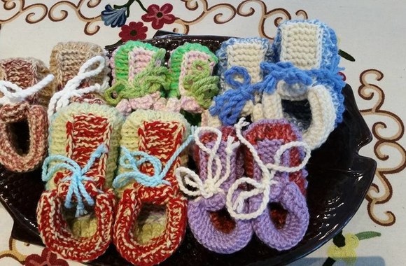 Rūtos Mikelkevičiūtės sūnui padovanoti megzti batukai