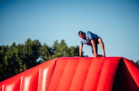 Žinomi tėčiai susirungė vandens batutų parke
