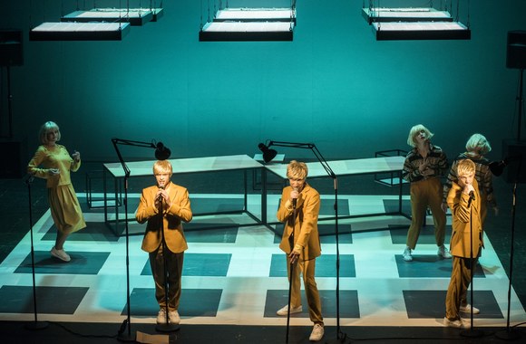 Akimirka iš spektaklio „Urodas“