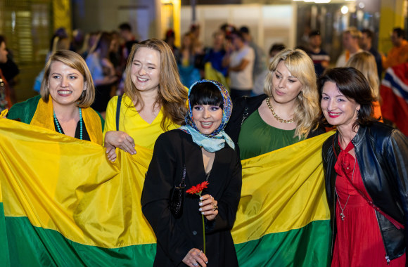 Į finalą patekusią Moniką Liu prie Turino arenos naktį sveikino gerbėjai / Luko Balandžio nuotr.