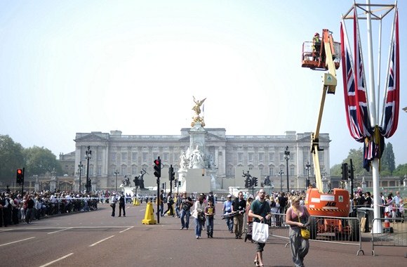 Kabinamos vėliavos netoli Bekingemo rūmų