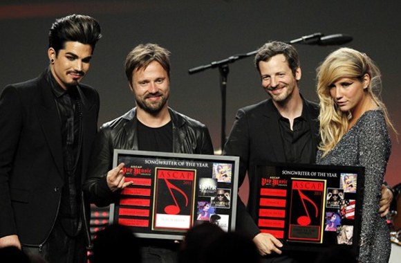 Adamas Lambertas, Maxas Martinas, Lukasz Gottwald (kitaip žinomas kaip Dr. Luke) ir dainininkė Kesha