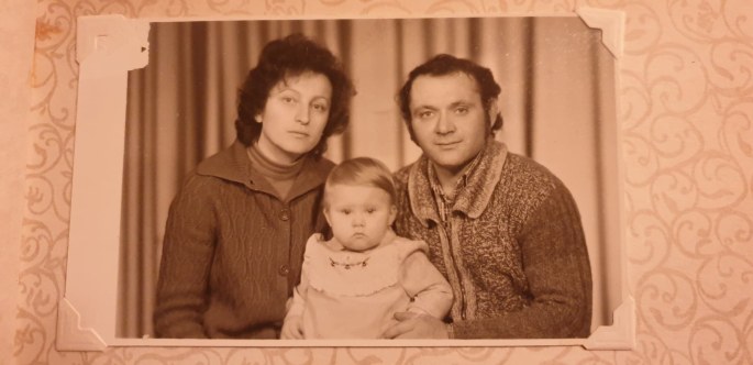 Žurnalistė Rita Valantytė vaikystėje su krikštatėviais / Asmeninio albumo nuotr.
