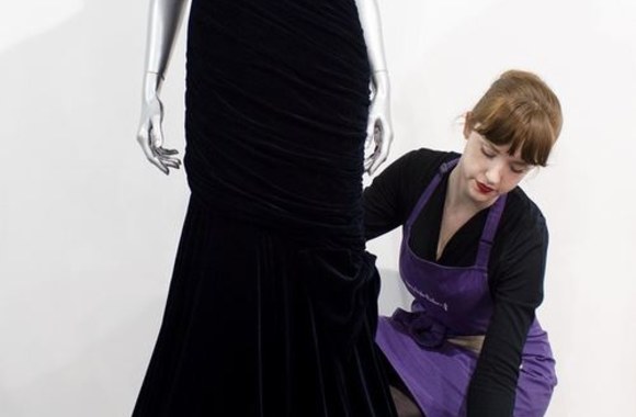 Vilkėdama šią suknelę pirncesė Diana šoko su JAV aktoriumi Johnu Travolta