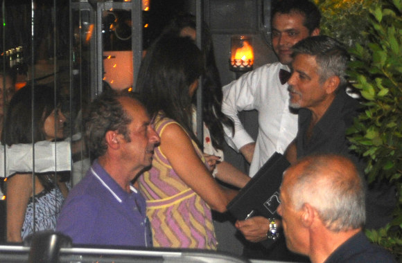 Amal ir George'as Clooney pirmą kartą po dvynukų gimimo pasirodė dviese