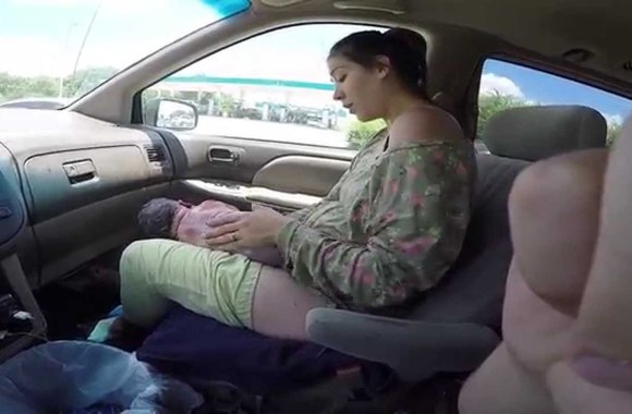 woman-gives-birth-to-10lb-baby-in-car
