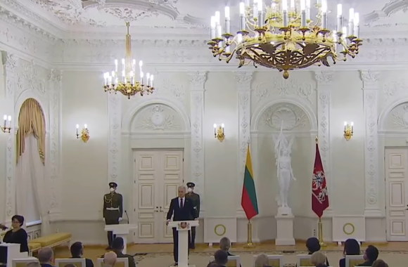 Prezidentas Gitanas Nausėda Vasario 16-ąją prezidentūroje pakvietė dukart sugiedoti himną / Stop kadras