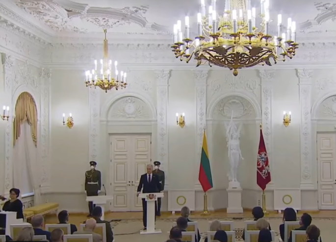 Prezidentas Gitanas Nausėda Vasario 16-ąją prezidentūroje pakvietė dukart sugiedoti himną / Stop kadras