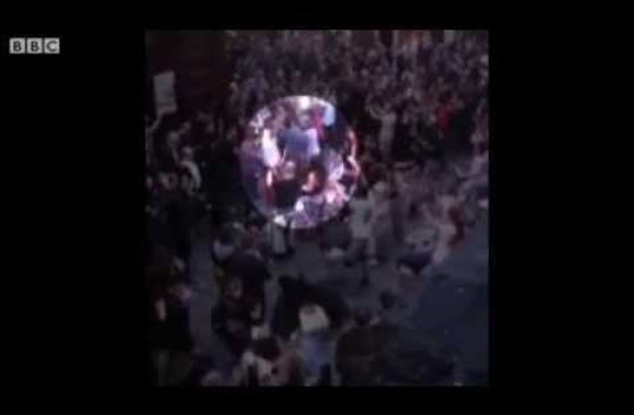 VIDEO kadras: Helen Mirren ir būgnininkų konfliktas