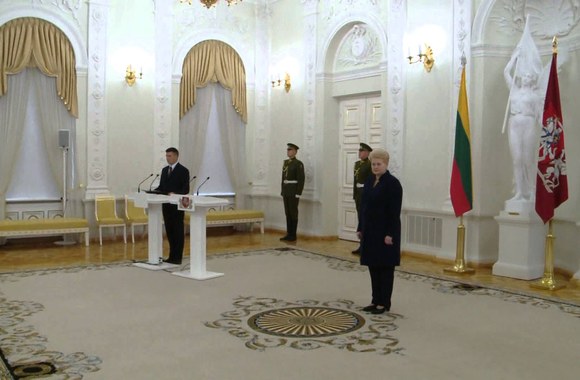 dalia-grybauskaite-iteike-valstybes-apdovanojimus-lietuvos-vyru-krepsinio-rinktinei