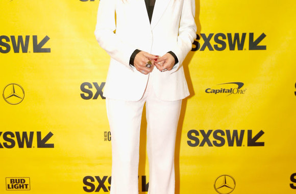 Dalykinei konferencijai – baltas kelnių kostiumas, andai taip išpopuliarintas Hillary Clinton. Tik Rachel akcentas – juodi marškiniai, ir ji dėvėjo jį kur kas anksčiau nei politikė