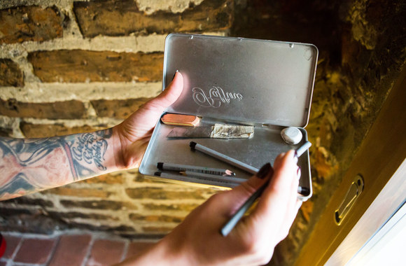 Monisha ėmėsi kūrybos