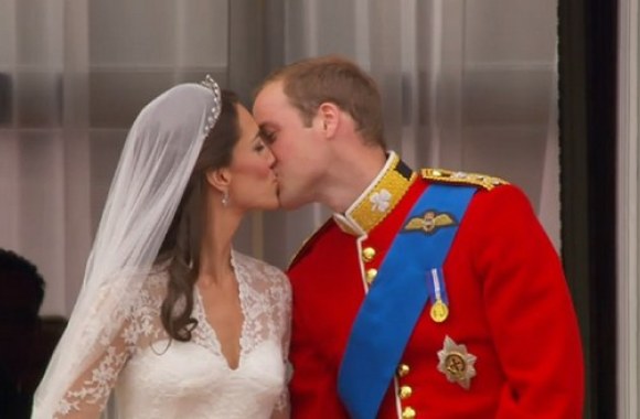 Kate Middleton ir princo Williamo bučinys