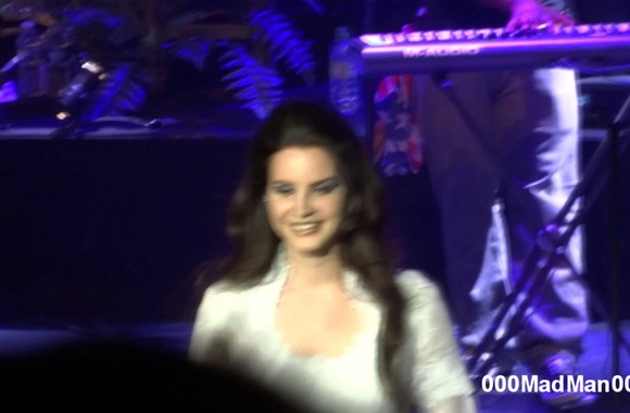 VIDEO kadras: Lana Del Rey atlieka „Born to Die“ koncerte Paryžiuje