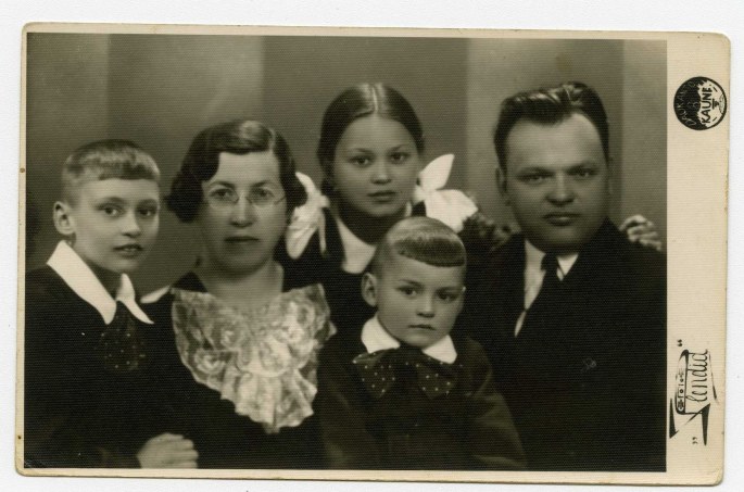 Gricių šeima: Anelė ir Augustinas su savo vaikais (iš kairės) Jonu, Laima ir Algiu, 1938 m. / Lietuvos teatro, muzikos ir kino muziejaus nuotr.