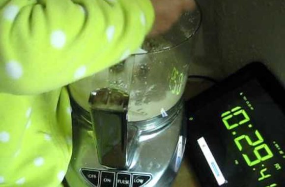 VIDEO kadras: Kokosų sviesto gamyba