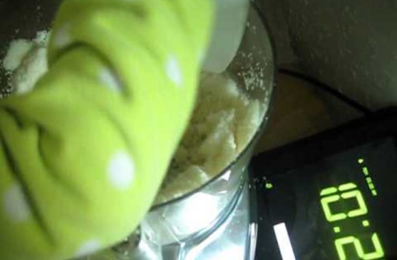 VIDEO kadras: Kokosų sviesto gamyba