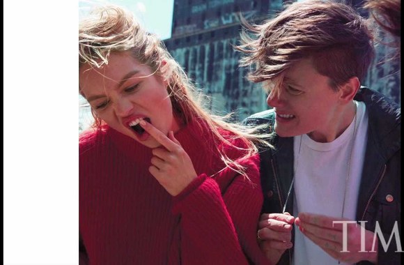 VIDEO kadras: Casey Legler - pirmoji moteris pozuojanti kaip vyras