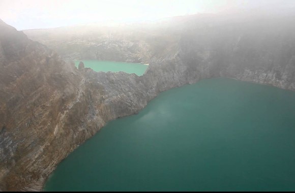 VIDEO kadras: Ant Kelimutu ugnikalnio įsikūręs ežeras 