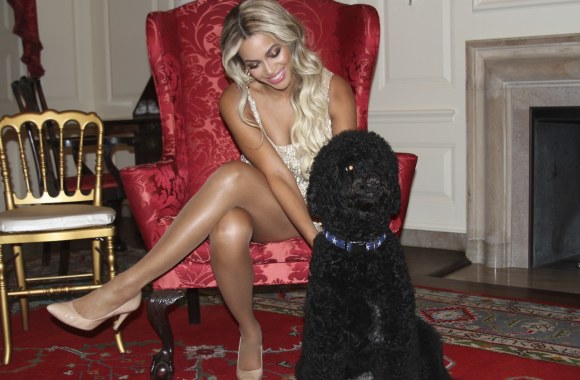 Beyonce su Obamų šunimi