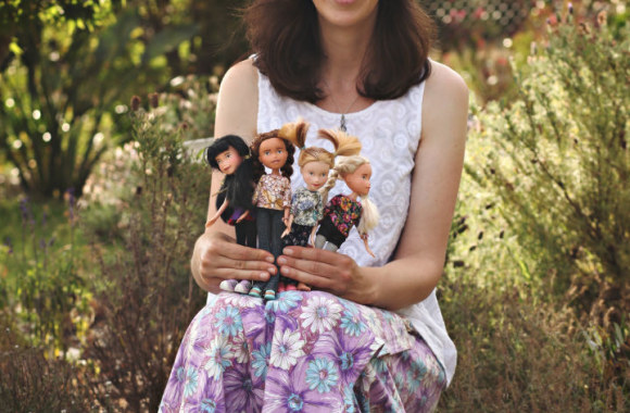 Mama iš Australijos populiarias lėles paverčia labiau tinkamomis savo dukrai