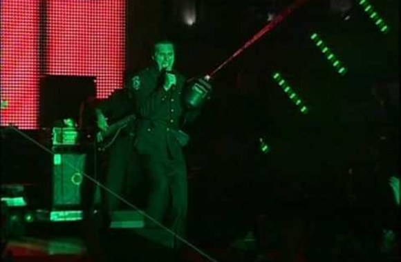 VIDEO kadras: Grupės „Antis“ pairodymas 2008 m. Vilniaus Katedros aikštėje. Daina „Zombiai“ 