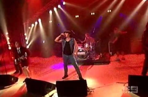 VIDEO kadras: „Acca Dacca“ daina „Dirty Deeds“