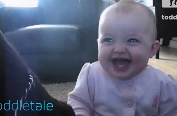 VIDEO kadras: Mažylė juokiasi matydama kaip šuo valgo kukurūzų spragėsius