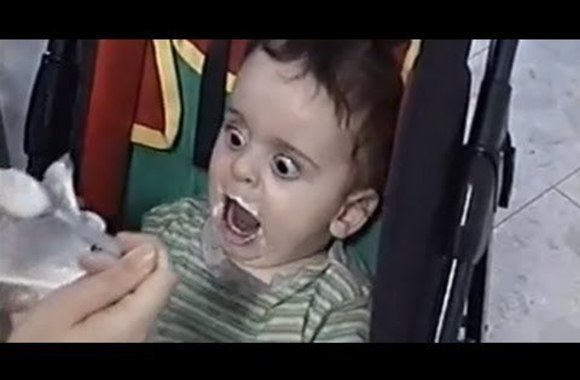 VIDEO kadras: Vaikas valgo jogurtą