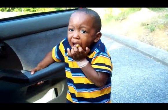 VIDEO kadras: Vaikai valgo „Warheads“ ledinukus