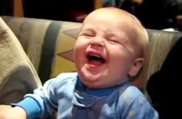 VIDEO kadras: Vaikai valgo citrinas