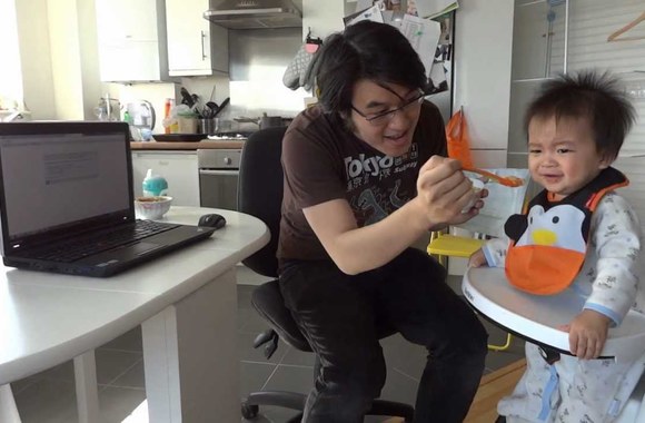 VIDEO kadras: Mažylis valgo tik girdėdamas Psy dainą „Gangnam style“