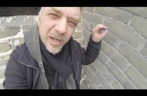 VIDEO kadras: Vaizdo įrašas, kuriame matyti kur pakabintas plakatas