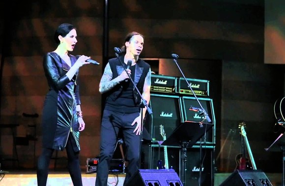 VIDEO kadras: J.Milius ir I.Prudnikovaitė-Pitrėnė šėlioja scenoje pagal Charles Brown kūrinį „I feel good“