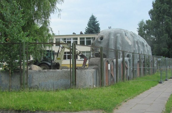 Griaunama vaikų žaidimų aikštelė