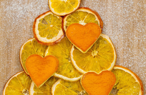 Kalėdinės dekoracijos su apelsinais