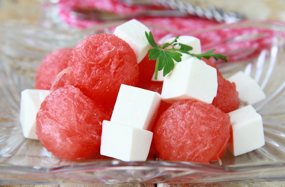 Arbūzų ir sūrio mozaika